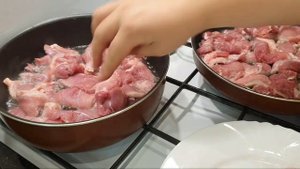 Жареное мясо на сковороде,  как шашлычок
