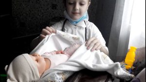 Софийка лечит кукол и животных! Игра в доктора!