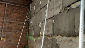 Как установить маяки на стену.