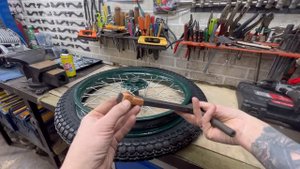 Реставрация мотоцикла Иж 49 1952 года. Сборка колес. Секреты шиномонтажа