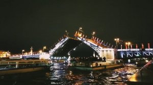 Развод Дворцового моста в Санкт-Петербурге