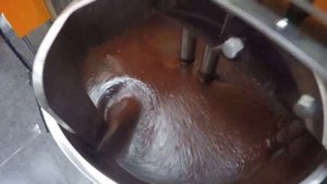 Мини производство шоколада. Мельница для перетирания какао бобов