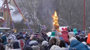 Чучело Масленицы сожгли в городском парке
