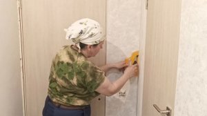 Как подрезать обои в угол