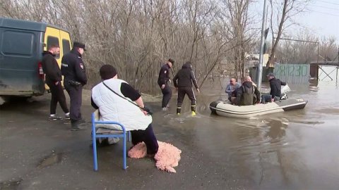 Паводок в Оренбурге набирает обороты, к пику наводнения готовятся в Курганской области