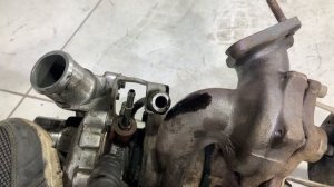 Гонит масло левая малая турбина Range Rover 4,4