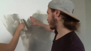 Как правильно наносить декоративную штукатурку под бетон?