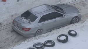 Снежный плен! МЕРС не может сам выехать с парковки. Задний привод зимой бесполезен