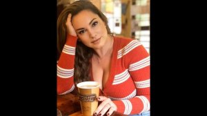 Модель и актриса Келли Брук: огромные груди и новые фото.