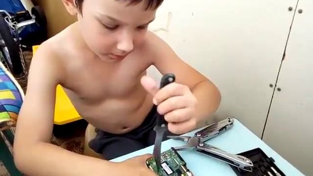 Тёма разбирает фотоаппарат смотреть онлайн