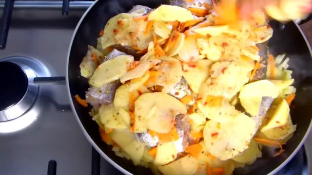 ХЕК ТУШЕНЫЙ С ОВОЩАМИ В СКОВОРОДЕ. БЫСТРО И ВКУСНО!