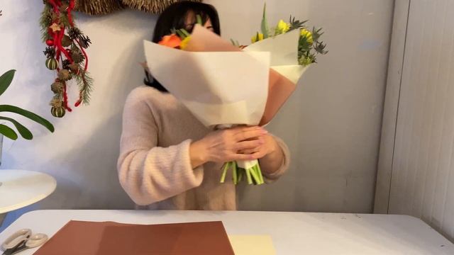 УПАКОВКА ОВАЛЬНОГО БУКЕТА В ПЛЁНКУ. Флористика для начинающих