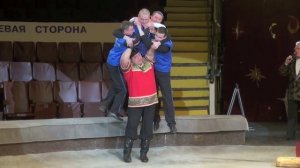 Дмитрий Халаджи. Подъем 4 человек одной рукой