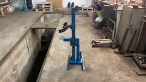 Гидравлический стенд для стяжки пружин.