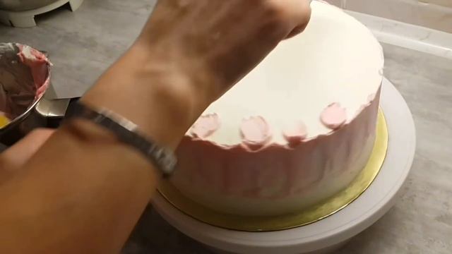 Свадебный торт с живыми цветами и акварельными мазками