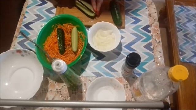Салат- по корейски , морковь с огурцами .