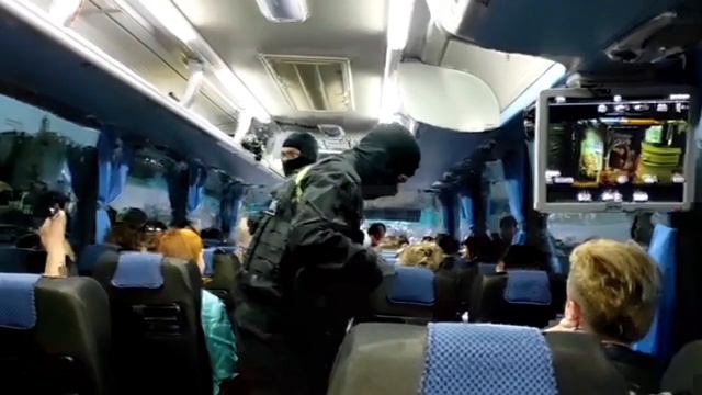 Сахалинская Росгвардия возмутилась матерящимся "омоновцам" в театральной постановке смотреть онлайн