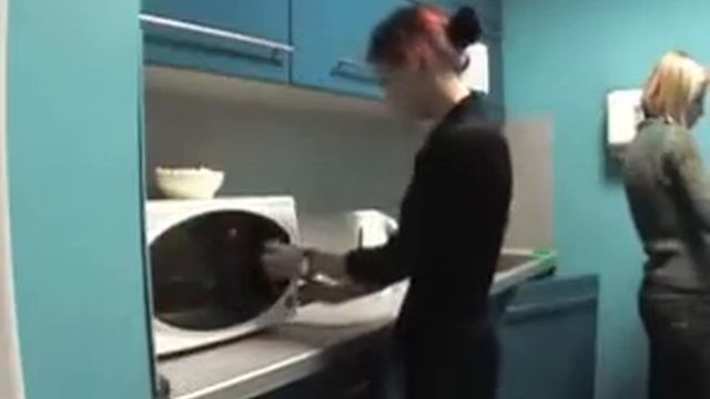 СМЕШНОЕ/ПРИКОЛЫ - Микроволновка СКРЫТАЯ КАМЕРА (ржачЬ!)))) смотреть онлайн