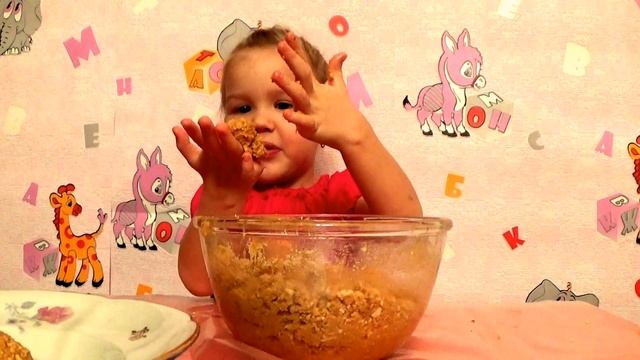 Вика Делает печенье колобок .Vick Makes Cookies bun смотреть онлайн