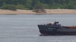 Теплоход ВОЛГО БАЛТ 106 идет вверх по Волге проходит Волгоград