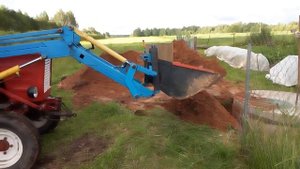 Трактор Т 25 с самодельным навесным оборудованием.