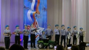 Ты не бойся, мама, я солдат поют мальчики 1Б класса