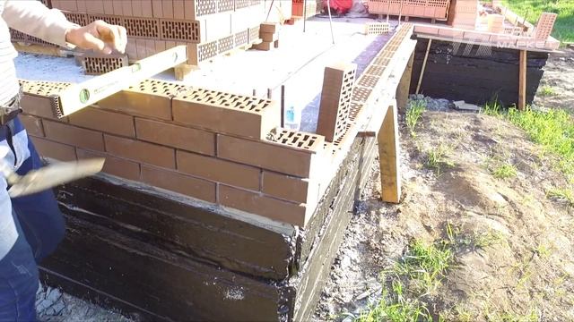 Строительство двухэтажного дома из кирпича и блока на берегу Азовского моря.