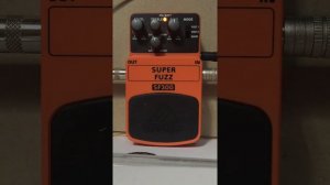 Behringer Super Fuzz SF300 (Fuzz 1 mode) Bass Demo