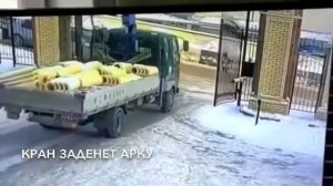Машину раздавило в лепешку. Водитель еле успел спастись.