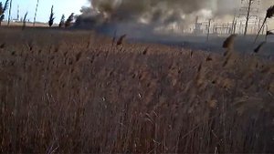 В Астрахани рядом с микрорайоном Бабаевский, огонь полыхал под высоковольтной линией...