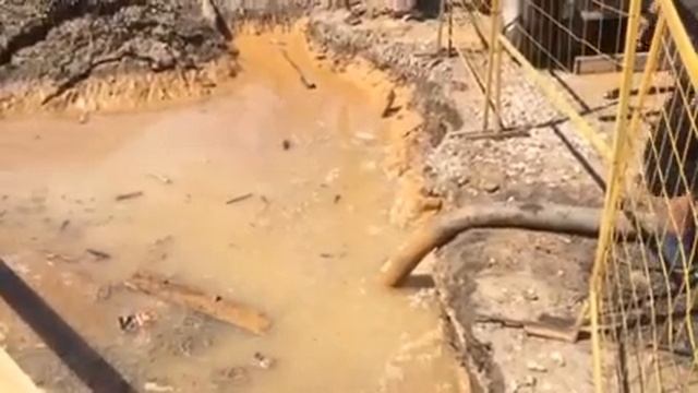 Откачка илососом затопленного котлована. смотреть онлайн