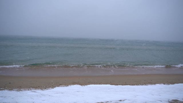 Черное море зимой. Идет снег на пляже. смотреть онлайн