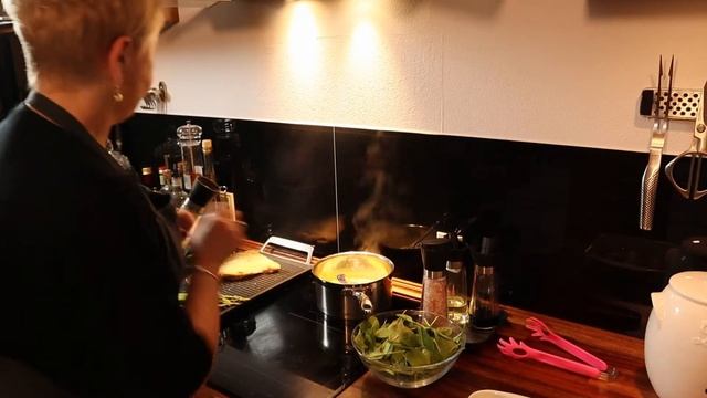 ЛОСОСЬ НА ГРИЛЕ ПОД СЛИВОЧНЫМ СОУСОМ
