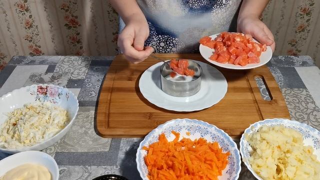 Царский салат с форелью и черной икрой смотреть онлайн