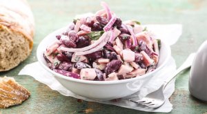 Салат  с красной фасолью  и колбасой _Быстрый салат _ Сытно и вкусно