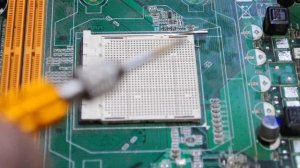 Removing the socket cover AM2 / AM2+ ( Как снять крышку сокета AM2/AM2+)