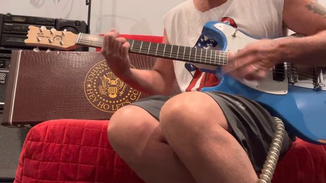 Hallmark Johnny Ramone Signature Mosrite II Sheena Blue Finish смотреть онлайн