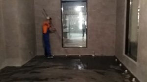 Прокатывание грунтовочного слоя валиком/Технология укладки эпоксидный полов