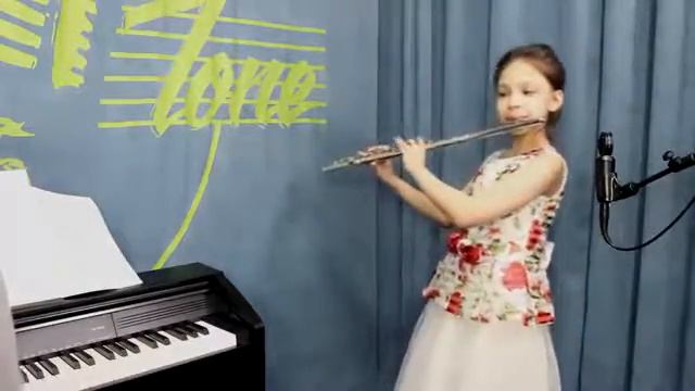 Мавиди Афина тестирует флейту в магазине Муззон Астана смотреть онлайн