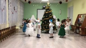 Вход на Новогодний утренник, в детском саду. Средняя группа