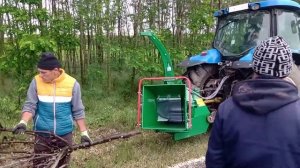 Tocator de crengi tractor cu alimentare hidraulica BX62R (demonstratie 2)