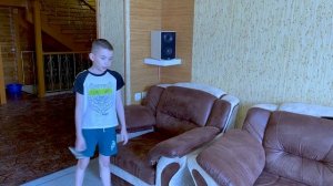 A huge pigeon attacked a child Огромный голубь напал на ребенка