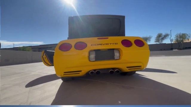 Желтый автомобиль - это спортивный Chevrolet Corvette 2000