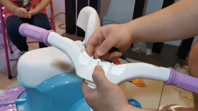 DISNEY FROZEN RECHARGEABLE MOTORCYCLE FOR KIDS! Unboxing and Assembling by KLasc Family смотреть онлайн