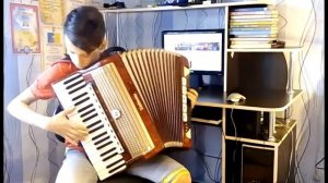 Смуглянка на аккордеоне