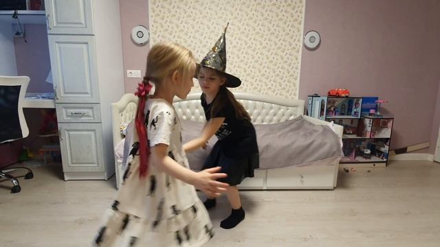 Дети создают свой канал. Танцуем дома! смотреть онлайн