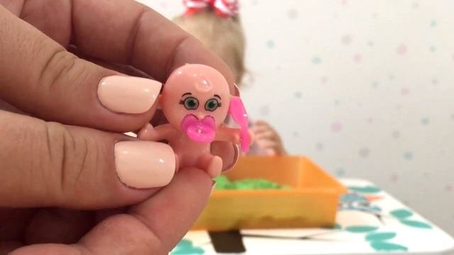Меланья играет с кинетическим песком. Melaniya Play With Kinetic Sand