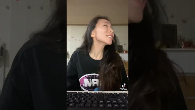 Как ведет себя девушка когда ей нравится парень. Симпатия , как распознать 😁