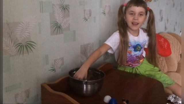 Полина ОТКРЫВАЕТ яйца Киндер-Сюрприз с ИГРУШКАМИ ВНУТРИ / Opens Kinder Surprise Eggs смотреть онлайн