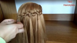 Прическа с распущенными волосами, собранными в косы Hairstyle with loose hair tied in braids coafur